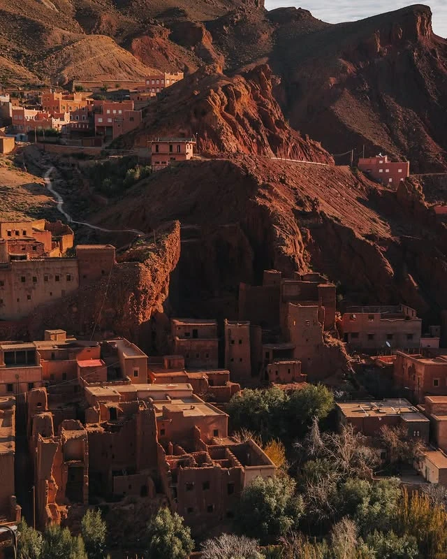 Amazigh villages, nestled among the red mountains of Dades Valley and its abundant trees, is one of the stops that you can visit on the fourth day of the 5 day desert tour from Marrakech.